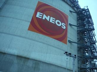 巨大なLNGタンクにの写真で壁面に「ENEOS」マークが貼られている写真