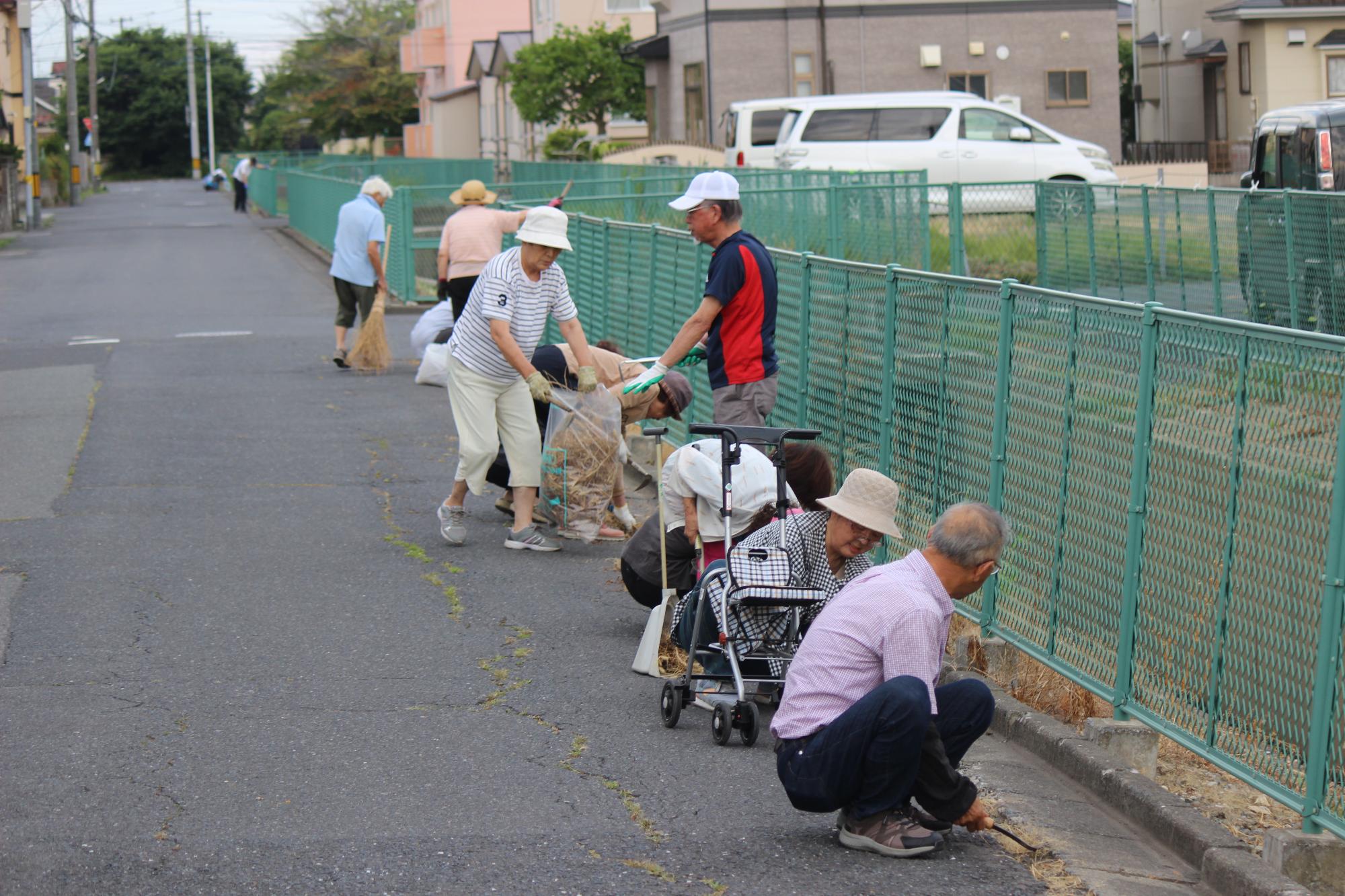 530運動に参加してゴミ拾いをする人たち。