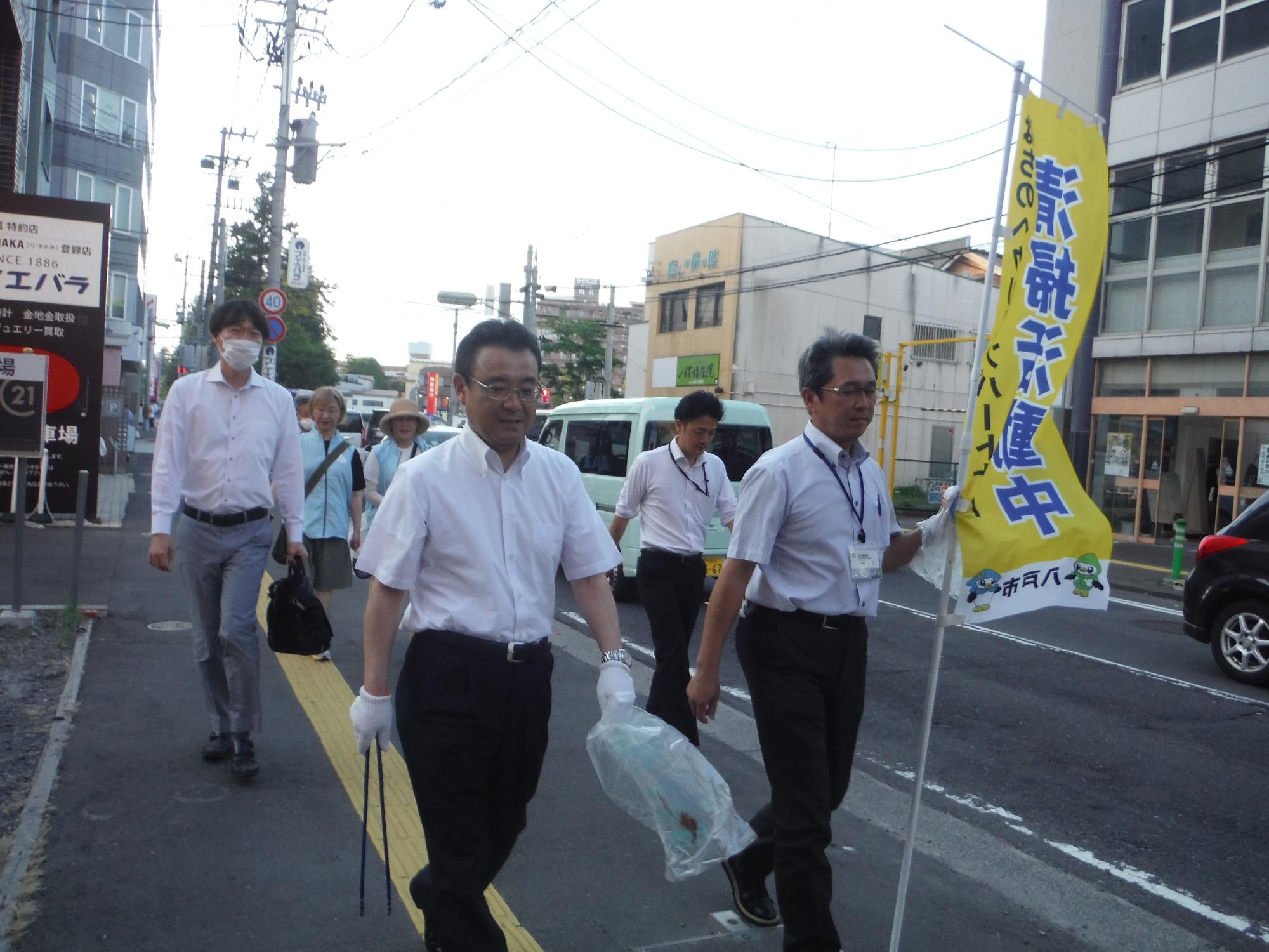 清掃活動に参加する八戸市長