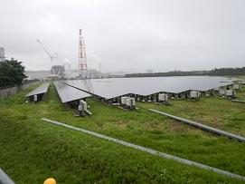 広大な土地に設置されたたくさんの太陽光パネルの写真