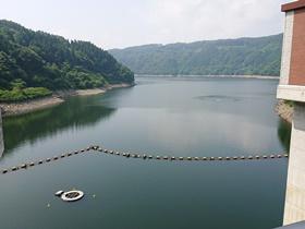 山に囲まれたダムからの風景写真