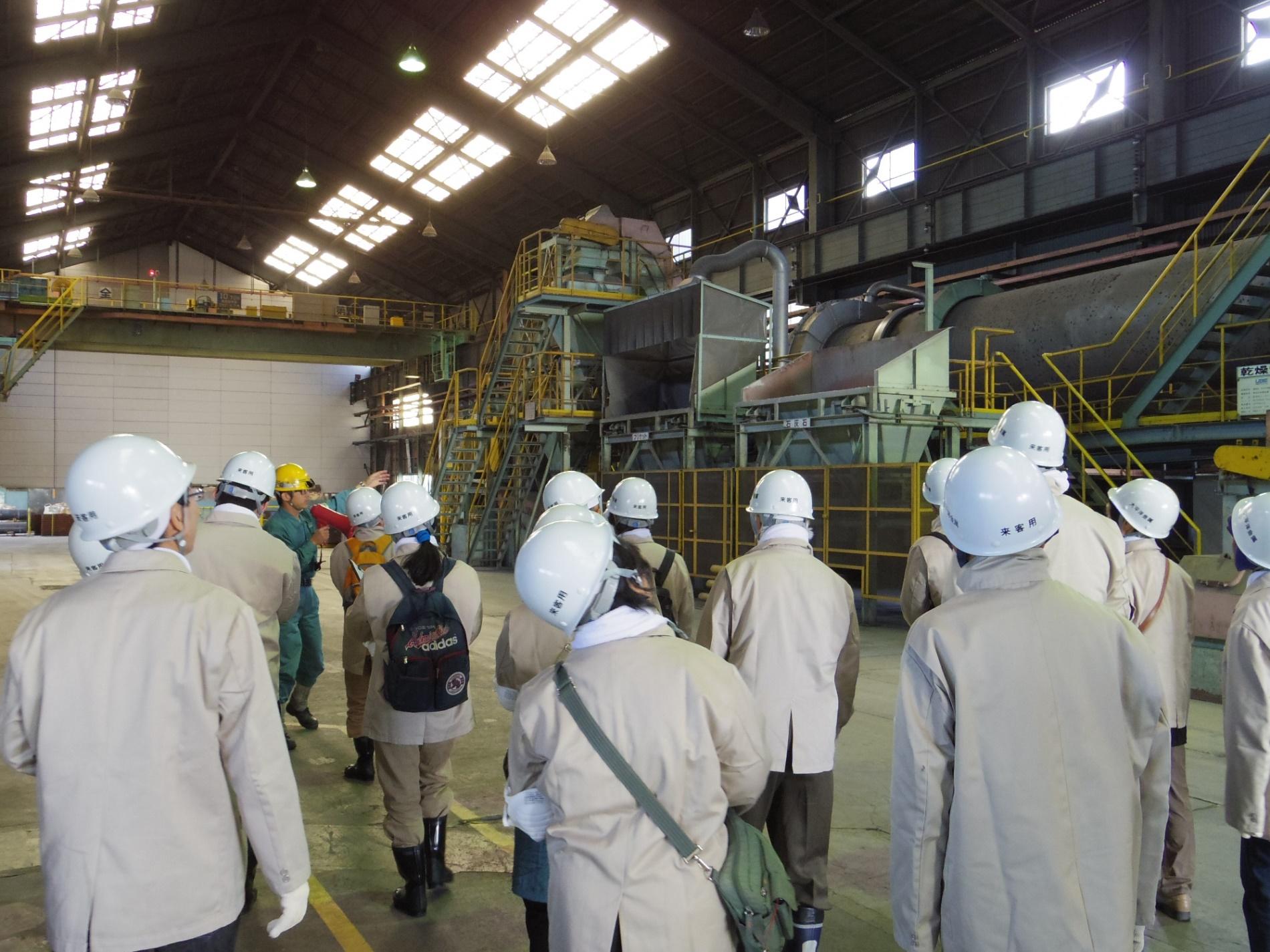 焼却灰・ホタテ貝殻リサイクル工場施設内を見学しているエコツアー参加者の写真