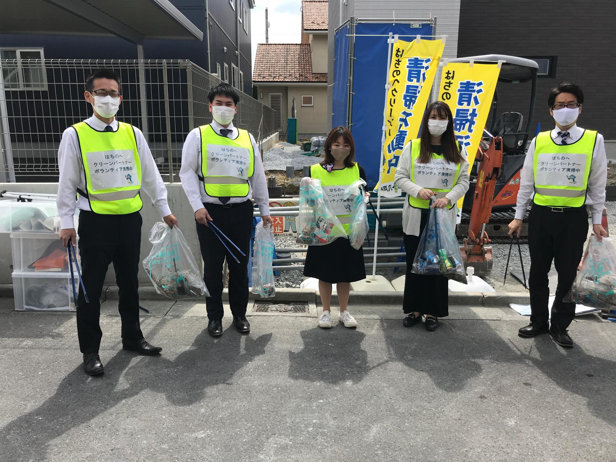 清掃活動終了後の5名の集合写真