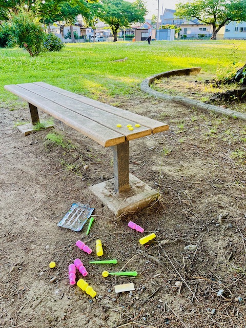 公園に散乱していたシャボン玉道具一式