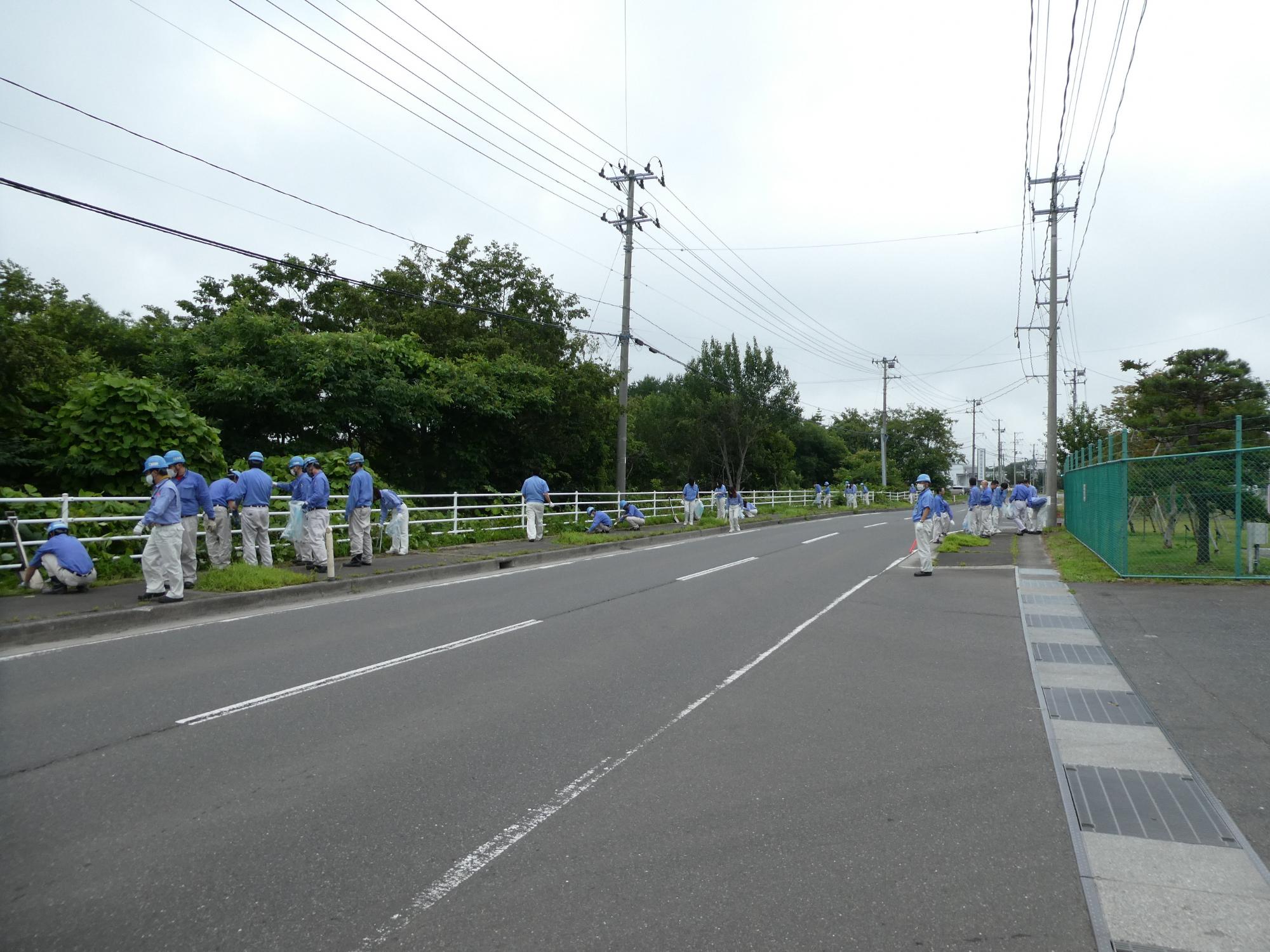 歩道両側を大人数でごみ拾い活動