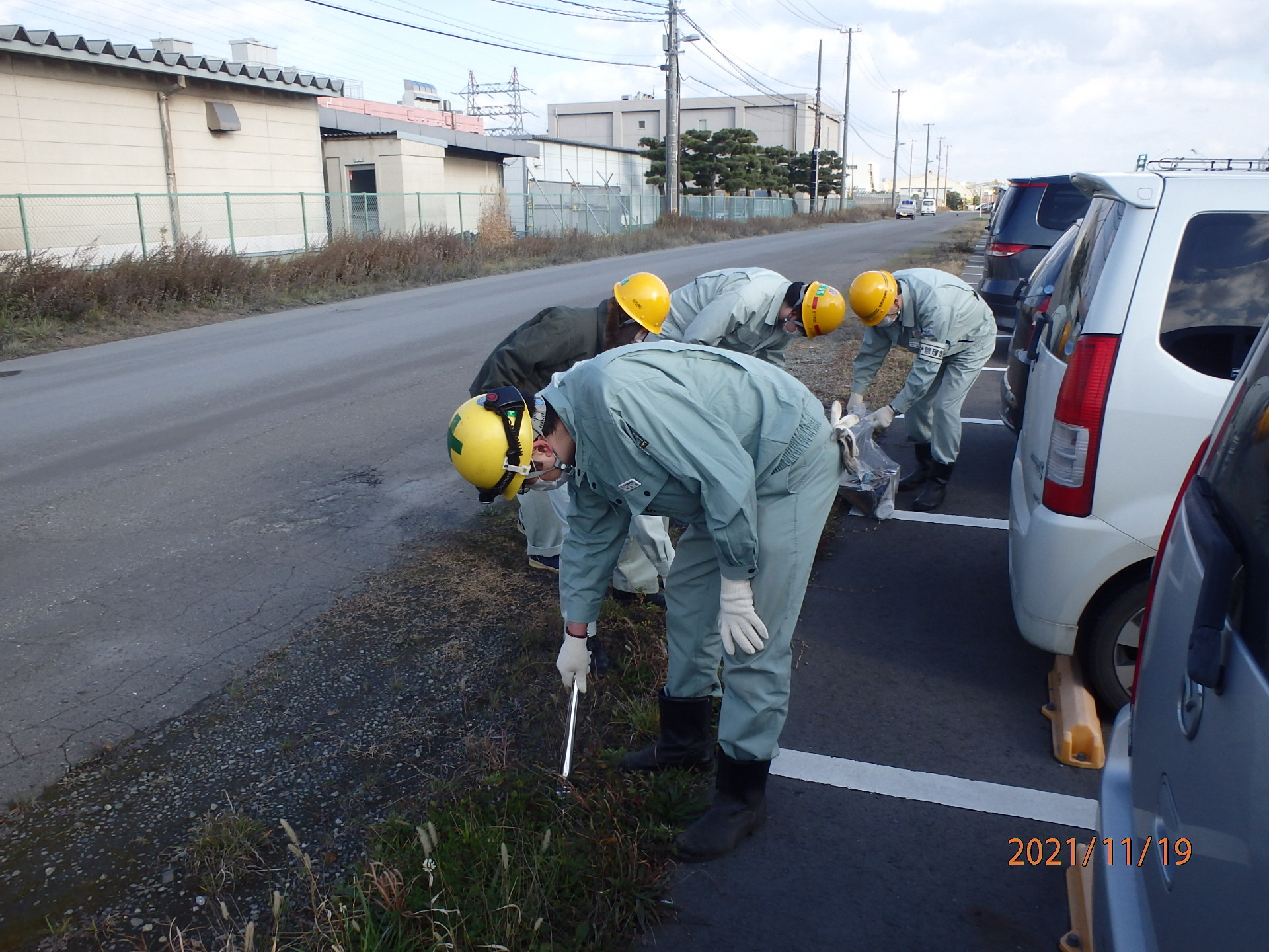 駐車場のごみを拾う写真