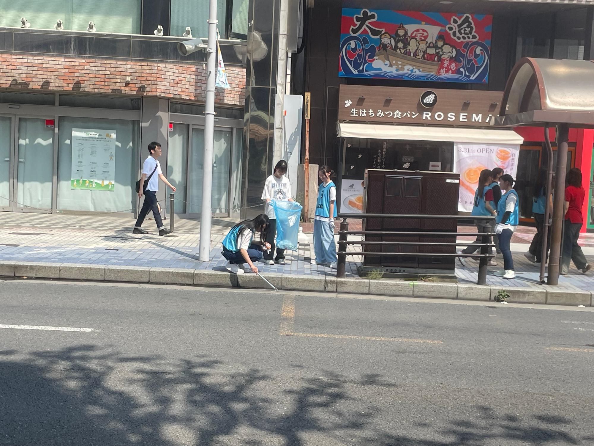 道路脇のごみを拾う写真