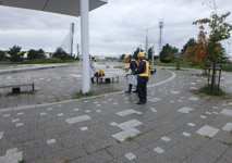 公園のごみを拾う様子