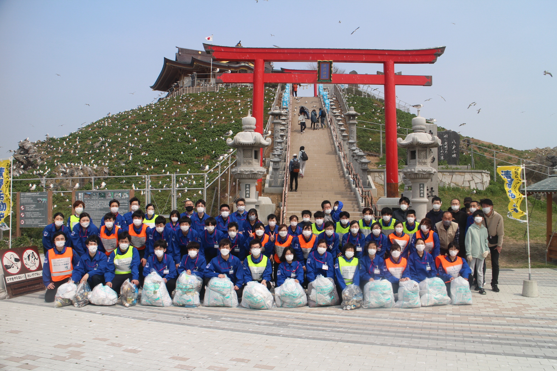 蕪嶋神社の鳥居の前で活動終了後の集合写真