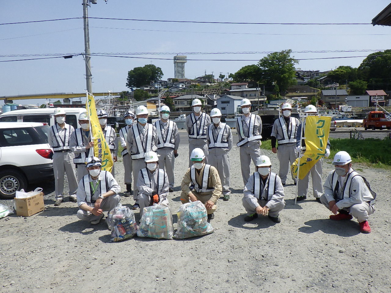 集めたごみの袋を前に活動終了後の集合写真