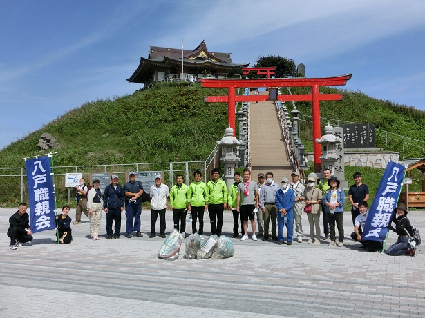 蕪嶋神社を背景に活動終了後の写真