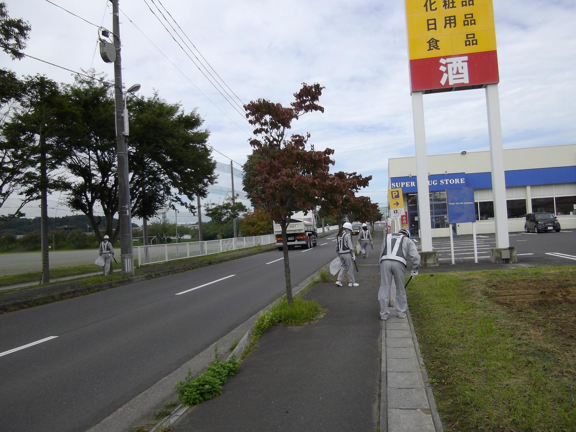 新井田地区の歩道のごみを拾っている写真