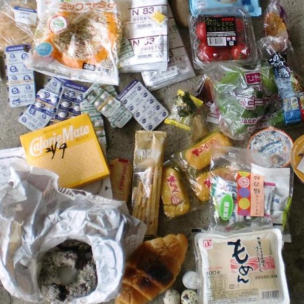 手つかずのまま捨てられた食品1