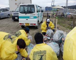 集めたごみの分別作業をしている写真