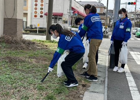 店舗周辺のごみを拾っている4人の写真