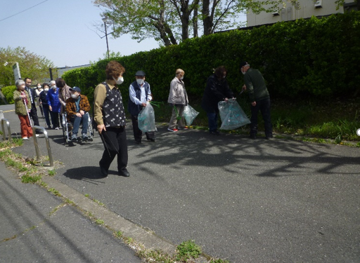 市民センター周辺の歩道のごみ拾いをしている参加者の写真