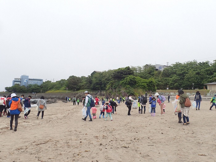 蕪島海岸のごみを拾う様子