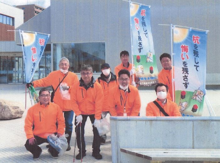 八戸市美術館の前で集合写真
