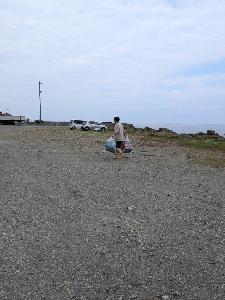回収したごみを運んでいる写真