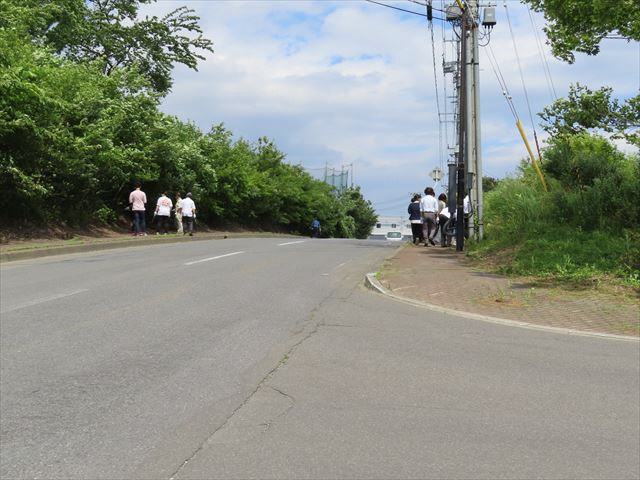 青空の広がる北インター内の歩道を歩くメンバーの方々の写真