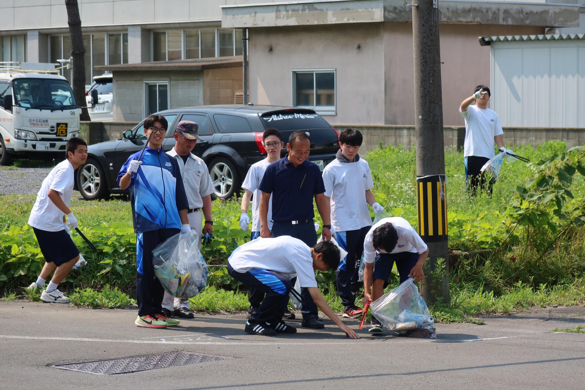 トングでごみを拾っている生徒さん達の写真