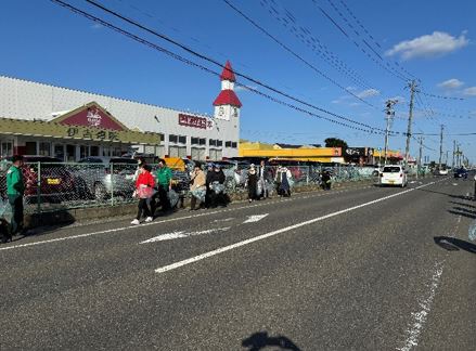 八食センター付近の歩道のごみを拾う参加者の写真
