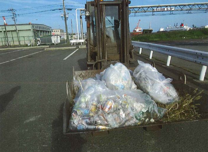集めたごみの写真