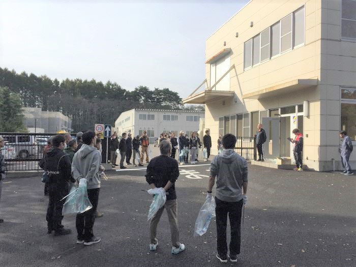 活動前の集合している様子の写真。