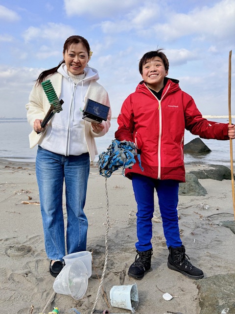 海岸のごみを拾う写真 1
