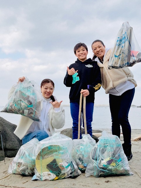 海岸のごみを拾った後の写真