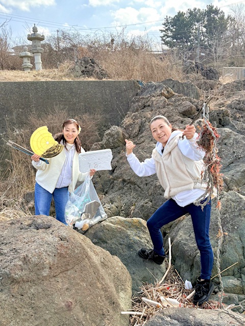 海岸のごみを拾う写真 2