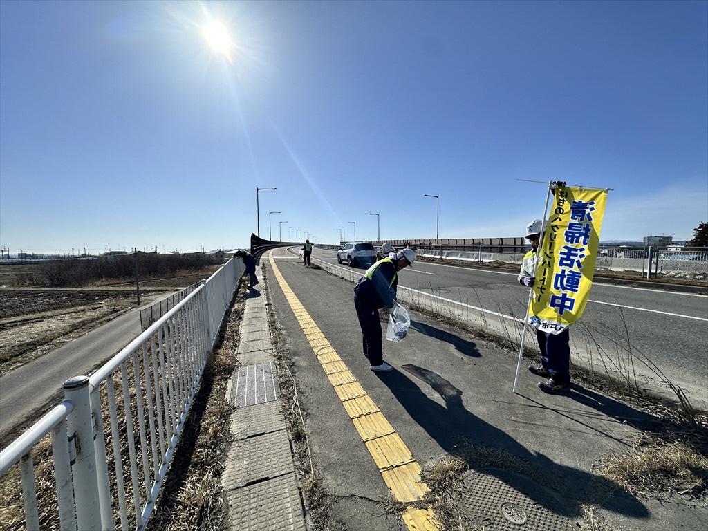 歩道の清掃とのぼりを持つ人