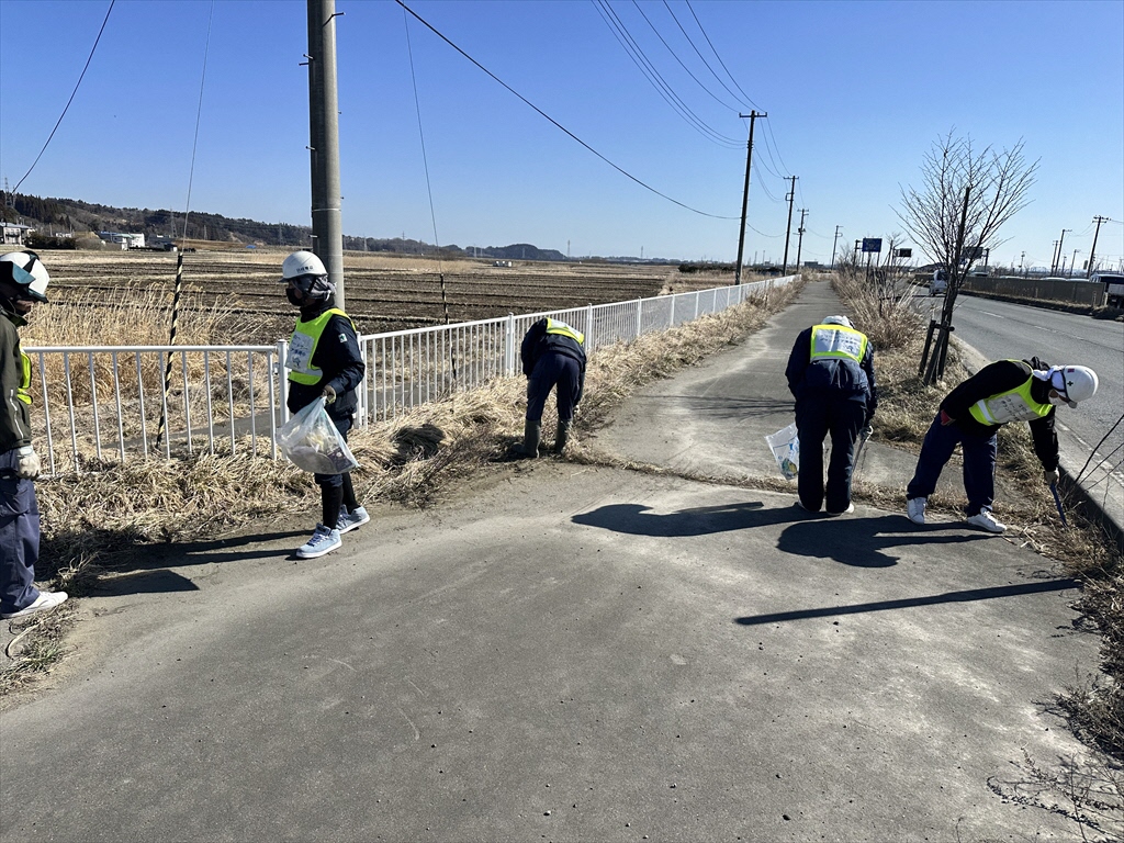 歩道を清掃する6人
