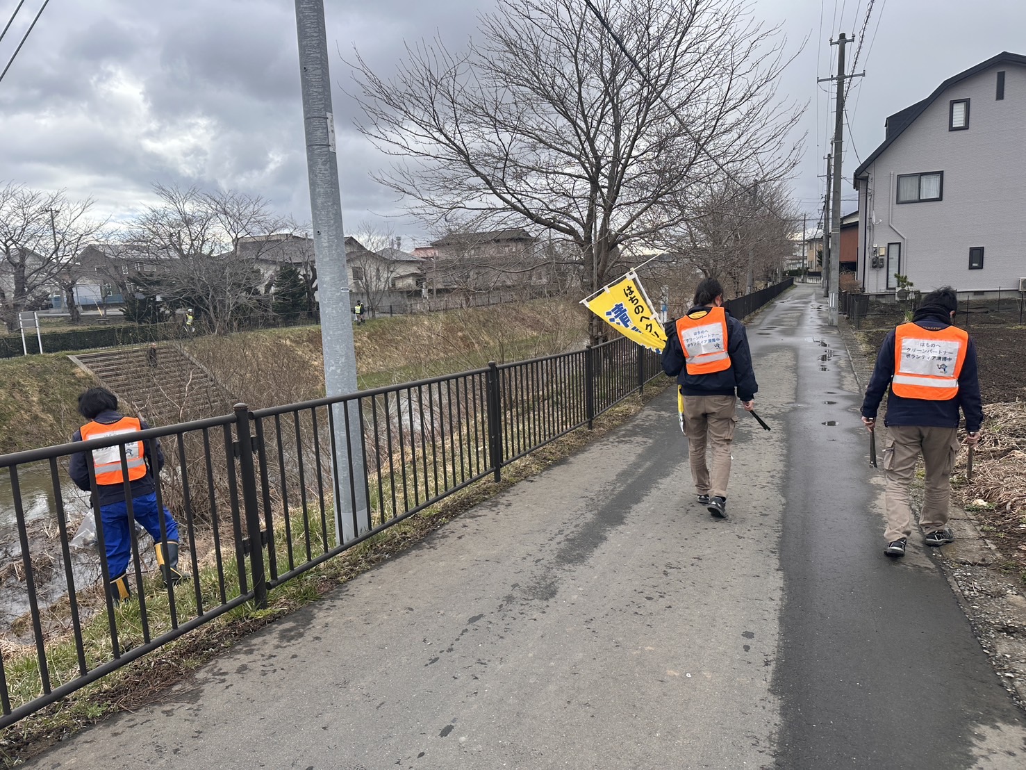 十宅外の道路を清掃する様子