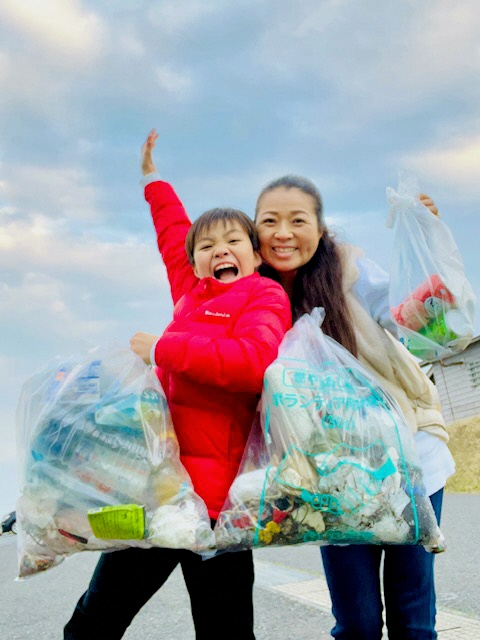 親子でごみ拾いして終わった時の様子