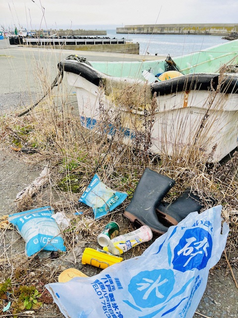 釣り人が捨てたごみの様子