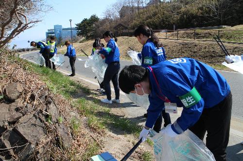 道端のごみを拾う参加者の様子