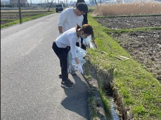 道端のごみを拾う3人の様子