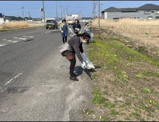 道端のごみを拾う女性3人の様子