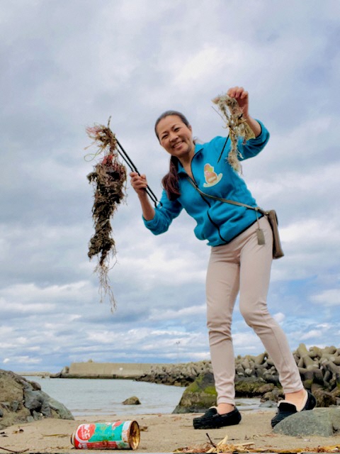 ごみを拾い上げいる様子