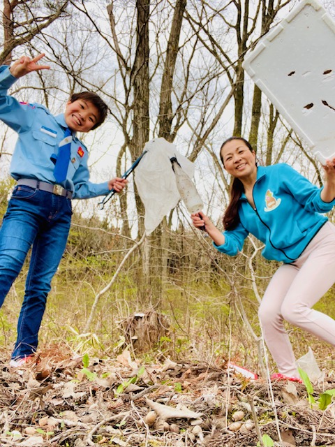 親子で楽しそうにごみを拾う様子