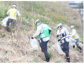 道路法面のごみを拾う様子