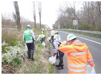 道路わきのごみを拾っている様子