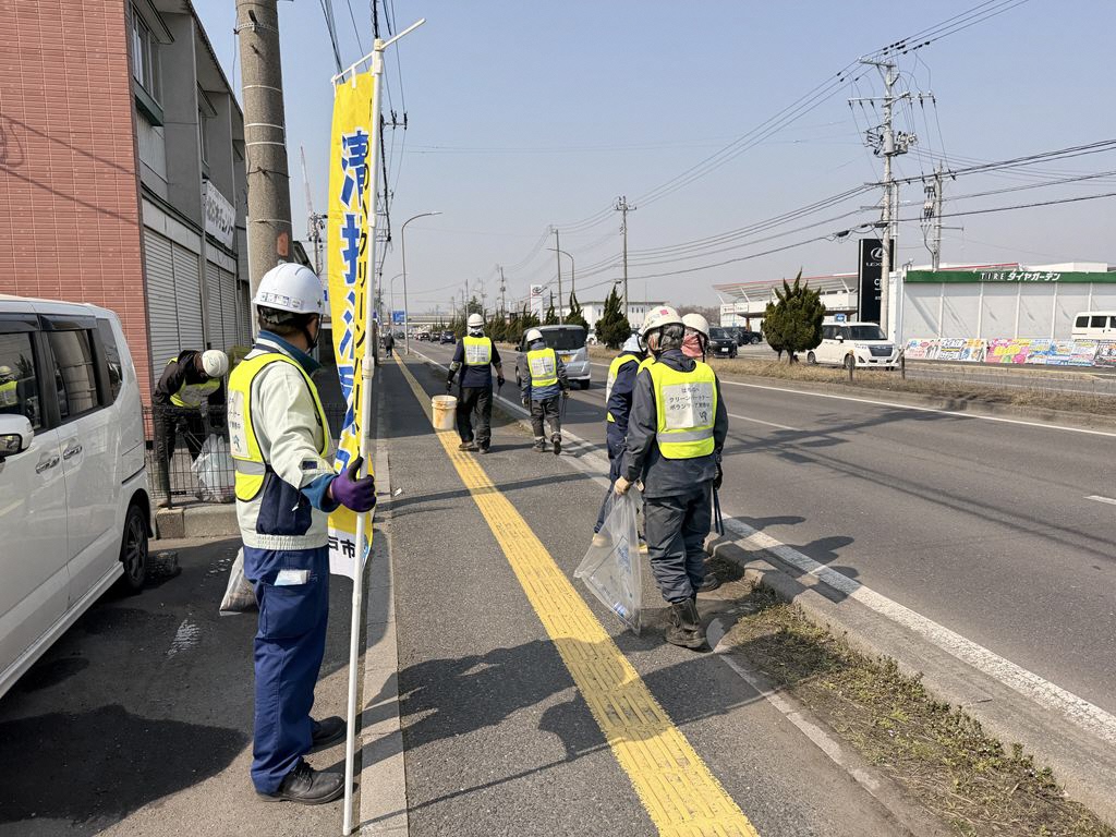 道路脇のごみを拾う写真
