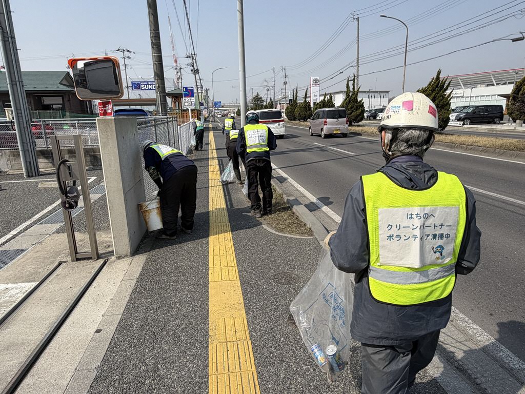 道路脇のごみを拾う写真2