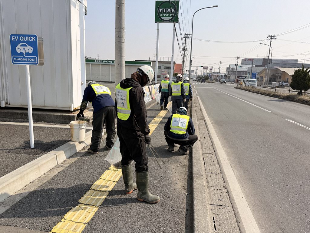 道路脇のごみを拾う写真3