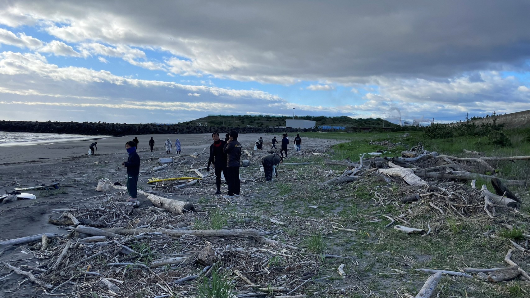 海岸のごみを拾う写真 1