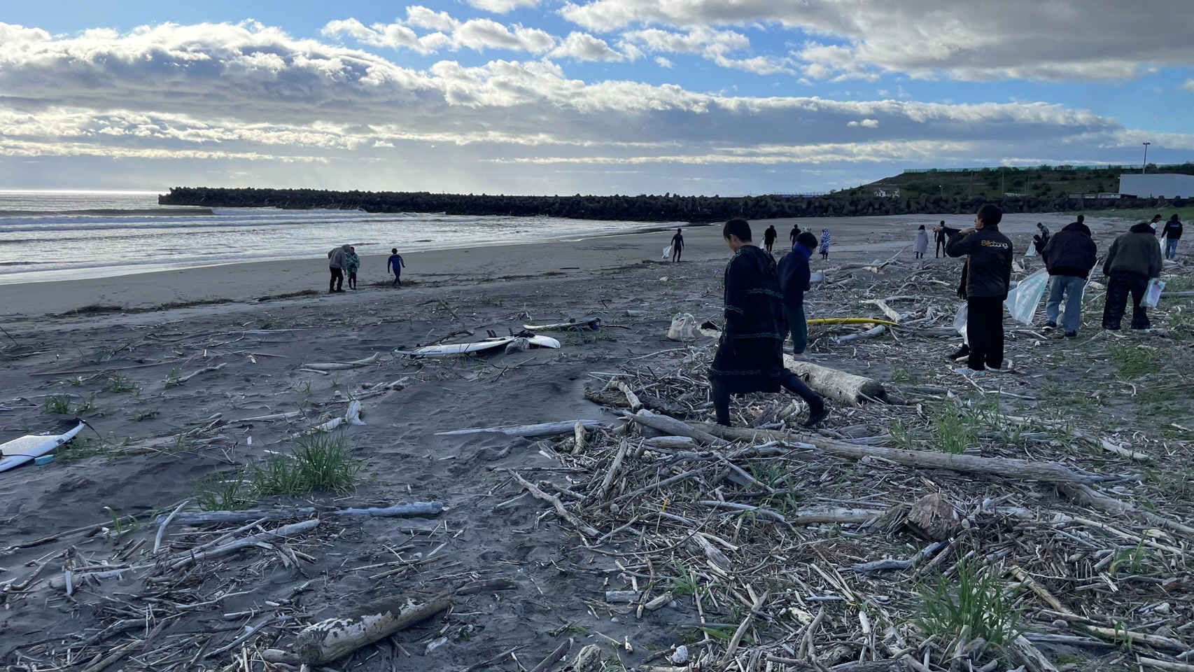 海岸のごみを拾う写真 2