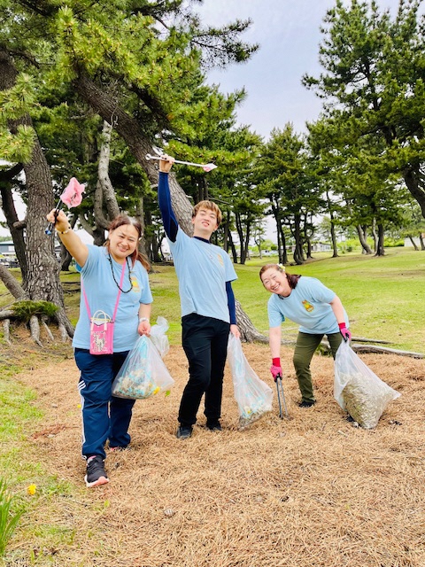 海岸のごみを拾う写真 1