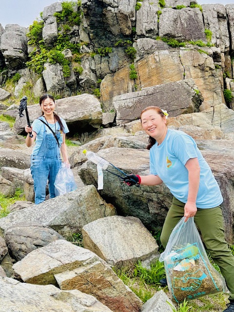海岸のごみを拾う写真 3